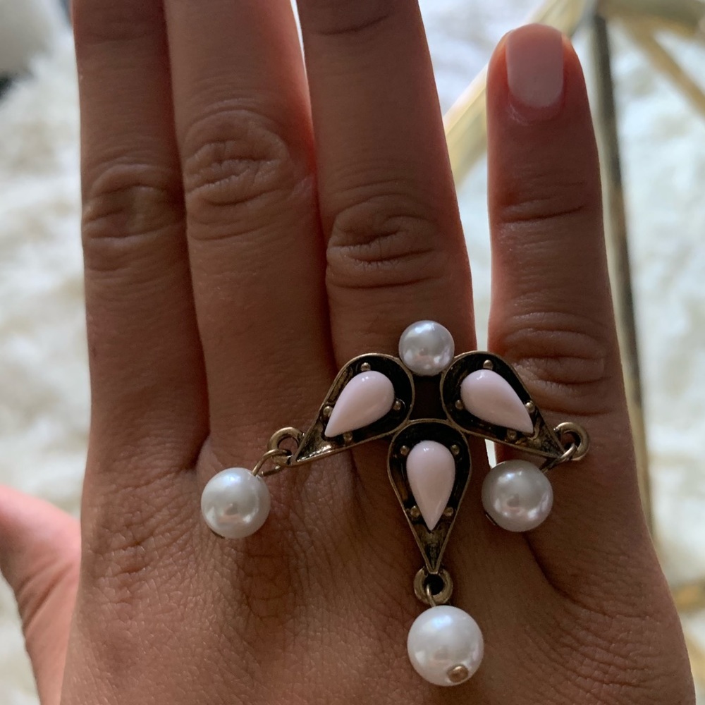 Costume jewelry ring with moveable pearls
